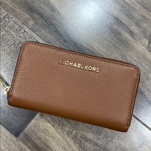 Michael Kors Jet Set Large Multifunct Zip Wallet